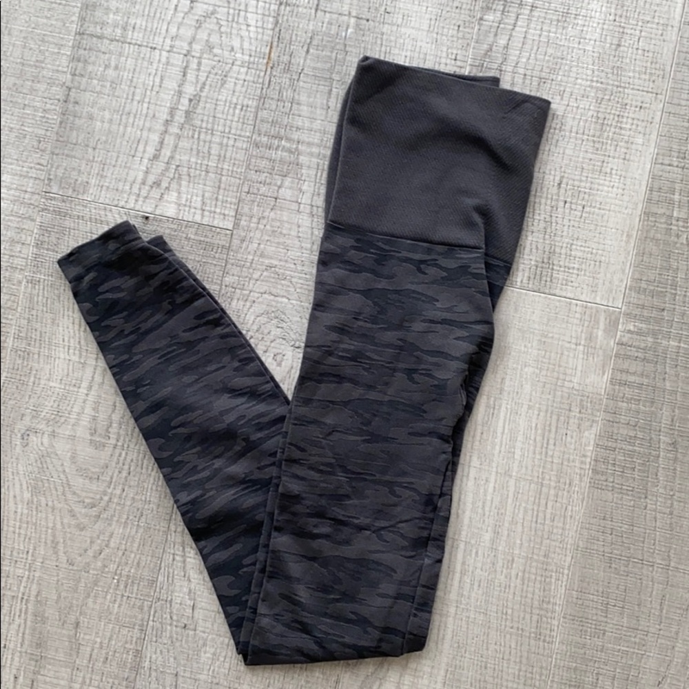 Assets by Spanx Dark Gray Camouflage Leggings